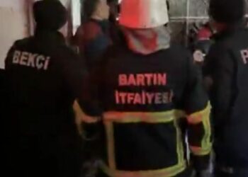 Bartın'da apartman yangınında 2 kişi dumandan etkilendi