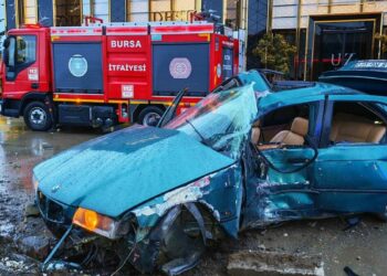 Otomobil beton reklam panosuna çarptı: 1 ölü