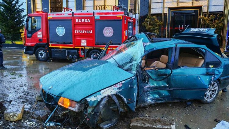 Otomobil beton reklam panosuna çarptı: 1 ölü