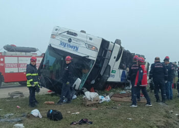 Yolcu otobüsü refüje devrildi: 2 ölü, 20 yaralı