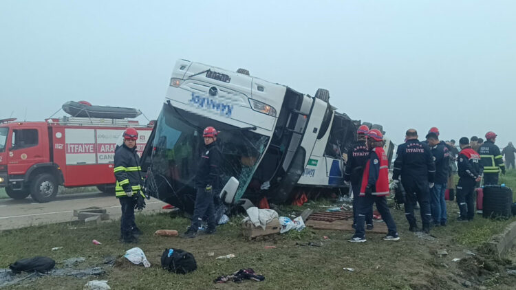 Yolcu otobüsü refüje devrildi: 2 ölü, 20 yaralı