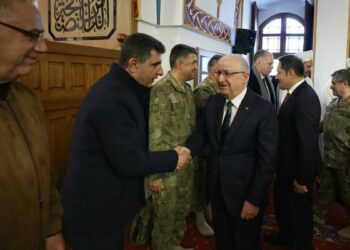 Bakan Güler, bayram namazını Hatay'daki tarihi caminde kıldı
