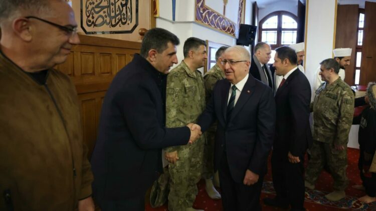 Bakan Güler, bayram namazını Hatay'daki tarihi caminde kıldı