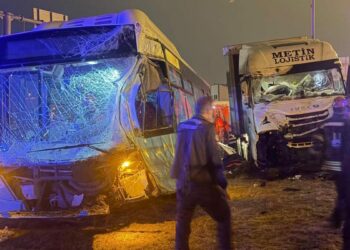 TIR, kavşakta otobüse çarptı: 1 yaralı
