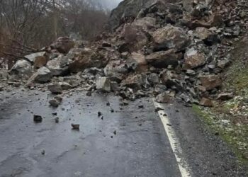 Şırnak’ta kaya düşmesi nedeniyle köy yolu ulaşıma kapandı
