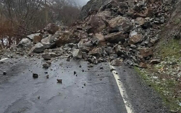 Şırnak’ta kaya düşmesi nedeniyle köy yolu ulaşıma kapandı