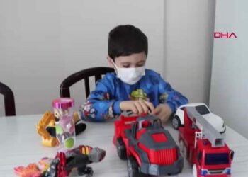 Lösemi hastası Muhammet Emin, tedavi sonrası ablasına kavuşup oyun oynamak istiyor