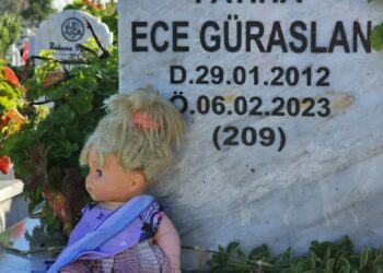 Hatay'daki deprem şehitliğinde hüzünlü bayram ziyareti