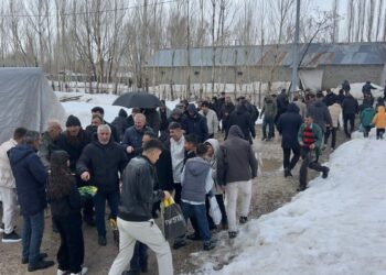 Kar altında asırlık bayramlaşma geleneği; toplu halde kapı kapı dolaştılar