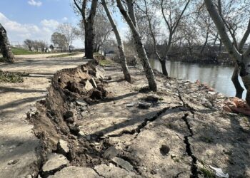 Taşkın yaşanan Tunca Nehri kıyısında çatlak ve göçükler oluştu