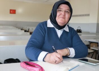 ‘Kız çocuğu okuyacak da ne olacak’ dediler; ilkokul mezuniyetinden 41 yıl sonra üniversiteye başladı