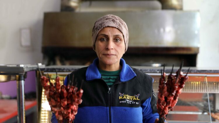 Ev kadınıydı bölgenin ‘kebapçı ablası’ oldu