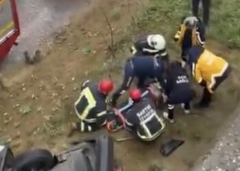 Otomobil, kayganlaşan yolda istinat duvarını aşarak düştü; 1 yaralı