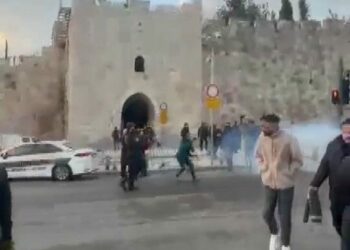 İsrail polisinden namaz kılmak için toplanan Filistinlilere müdahale
