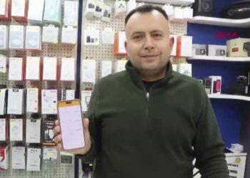 Telefon almak isteyen müşterinin gönderdiği fazla parayı iade etti
