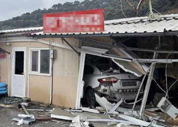 Otomobilin prefabrik iş yerlerine çarptığı anlar kamerada