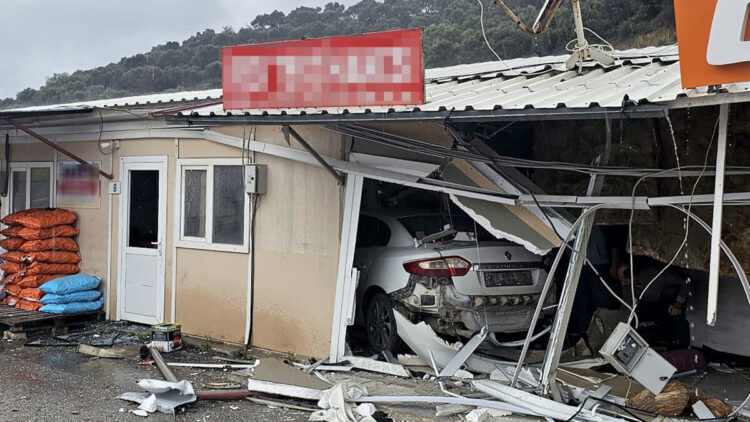 Otomobilin prefabrik iş yerlerine çarptığı anlar kamerada