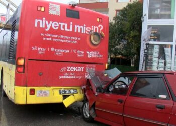 Ümraniye'de İETT otobüsüne çarpan otomobilin sürücüsü yaralandı