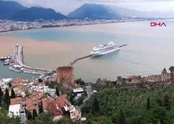 Alanya'ya yılın ilk kruvaziyeri demirledi