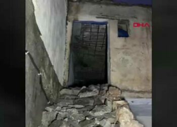 Mardin’de 2 katlı evin bir bölümü çöktü
