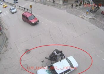 Motosikletin otomobile çarptığı kaza kamerada: 1 yaralı