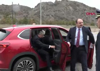 Eskişehir Valisi, trafik kontrol noktalarındaki personel ve sürücülerle bayramlaştı