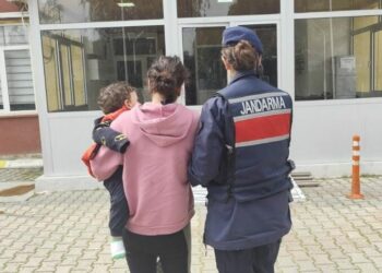 7 ayrı suçtan 20 yıl hapis cezası bulunan kadın, kucağında bebeğiyle cezaevine girdi