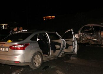 Otomobil, park halindeki araca çarptı: 1’i ağır, 5 yaralı