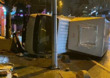 Bayrampaşa’da kamyonet devrildi: 3 yaralı