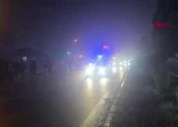 Çarpışan otomobiller kanala devrildi: 6 yaralı