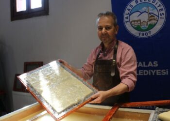 Tarihi konak atölyeye çevrildi; 2 bin yıllık yöntemle sanatsal kağıtlar üretiliyor