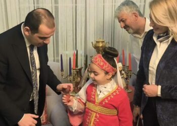 Vali Taşolar, yumurta tokuşturup, Nevruz ateşinin üzerinden atladı