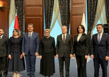 Siyasi partiler bayramlaştı