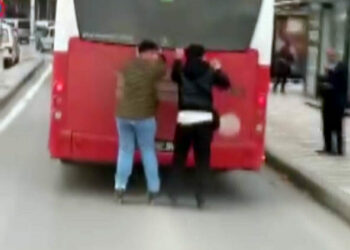 Otobüsün arkasına tutunan patenli çocukların tehlikeli yolculuğu kamerada
