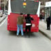 Otobüsün arkasına tutunan patenli çocukların tehlikeli yolculuğu kamerada