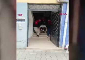 Heyelan nedeniyle yolu kapanan köyüne gitmek isteyen yaşlı kadını sedyeyle taşıdılar