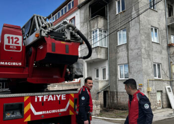 Kayseri’de binada çıkan yangında 2 kişi dumandan etkilendi