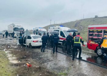 Bingöl'de otomobil devrildi: 1 ölü, 2 yaralı