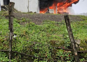 Garajda çıkan yangında 6 araç yandı