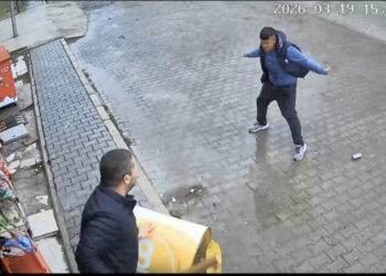 Tekel bayisinde taşlı sopalı kavga kamerada