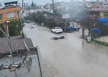 Su birikintisine giren motosiklet devrildi; kaza anı kamerada