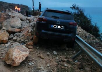 Mersin'de heyelan; kaya parçalarının altında kalan cipin sürücüsü yaralandı