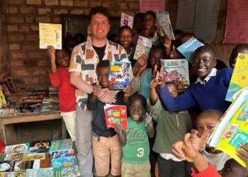 Uganda'da kurduğu kütüphaneyle yetimlere umut oldu