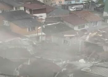 Fatih'te 2 binanın çökmesinin ardından yaşananlar kamerada