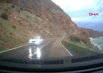 Mersin'de cipin kaya parçalarının altında kaldığı heyelan kamerada