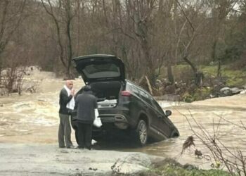 Çanakkale’de sağanak nedeniyle köy yolu kapandı, otomobil suya kapıldı