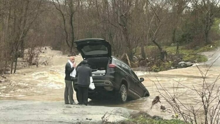 Çanakkale’de sağanak nedeniyle köy yolu kapandı, otomobil suya kapıldı