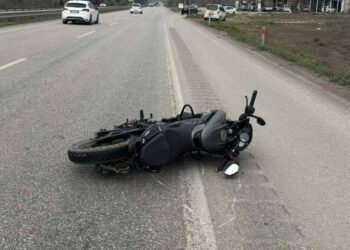Otomobilin çarptığı motosikletin sürücüsü ağır yaralandı
