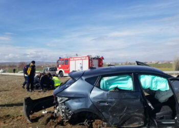 Otomobille hafif ticari aracın çarpıştığı kaza kamerada; 1’i çocuk, 6 yaralı