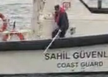 Denizde hareketsiz halde bulunan kadın hastaneye kaldırıldı